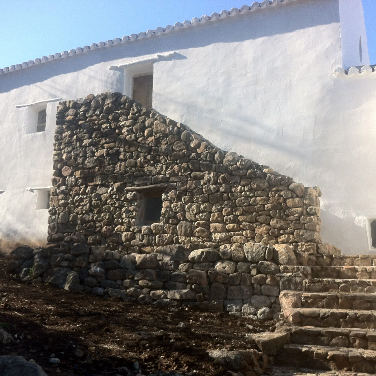 entrada escaleras de piedra